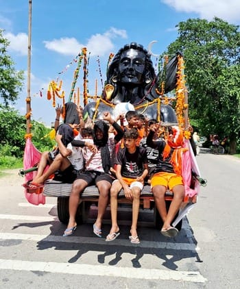 कांवड़ यात्रा में शामिल शिवभक्त। संवाद