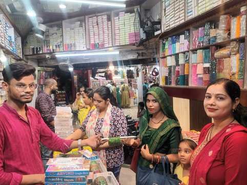 मेंहदी लगवाती महिलाएं। संवाद मेंहदी लगवाती महिलाएं। संवाद