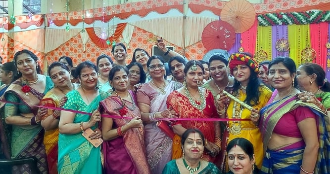 नजीबाबाद में तीज उत्सव पर मनाती एलएनएस क्लब की महिलाएं।