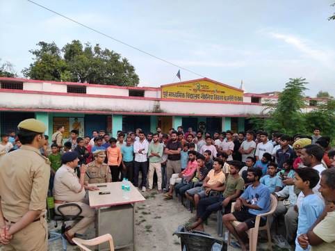 नदहा गांव में ड्रोन चोर का शोर मचने के बाद लाठी डंडे लेकर पहरेदारी करते लोग। स्रोत सोशल मीडिया नदहा गांव में ड्रोन चोर का शोर मचने के बाद लाठी डंडे लेकर पहरेदारी करते लोग। स्रोत सोशल मीडिया