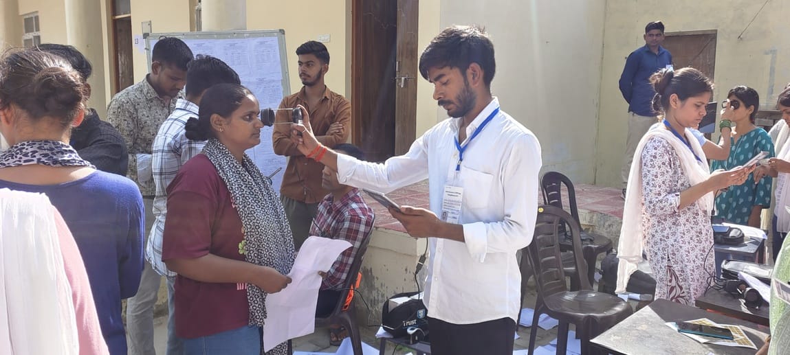 परीक्षा केंद्र जीजीआईसी में चेकिंग के दौरान लाइन में खड़ी अभ्यर्थी। संवाद