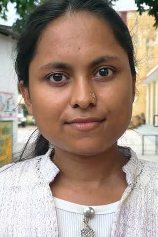 परीक्षा केंद्र जीजीआईसी में चेकिंग के दौरान लाइन में खड़ी अभ्यर्थी। संवाद