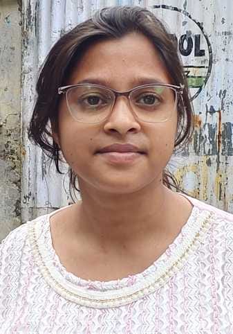 परीक्षा केंद्र जीजीआईसी में चेकिंग के दौरान लाइन में खड़ी अभ्यर्थी। संवाद