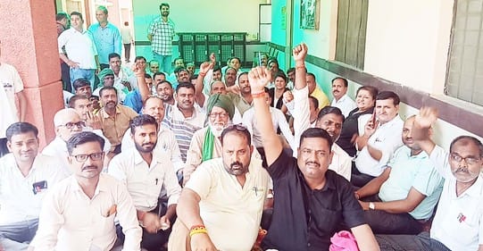 पुवायां में धरने पर बैठे वकील। संवाद