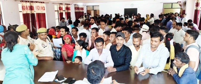 पुवायां तहसील का सभागार खुलवाती एसडीएम। संवाद