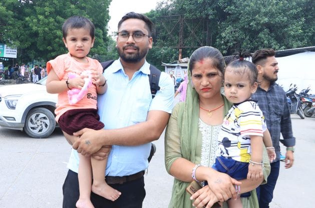 रोहतक के राजीव गांधी स्टेडियम में तोशाम जाने के लिए बस ढूढ़ता दंपती। संवाद रोहतक के राजीव गांधी स्टेडियम में तोशाम जाने के लिए बस ढूढ़ता दंपती। संवाद