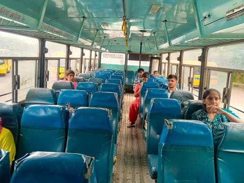 राजीव गांधी स्टेडियम में भिवानी के लिए परीक्षार्थियों को ले जा रही बस। संवाद