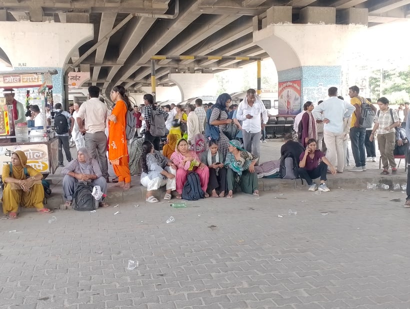 सीईटी की सुबह के सत्र की परीक्षा के बाद जीटी रोड पर लगा जाम। संवाद सीईटी की सुबह के सत्र की परीक्षा के बाद जीटी रोड पर लगा जाम। संवाद