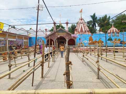 शहर के मंडी समिति में ठहरे गंगाजल लेकर लौटे कांवड़िये। संवाद शहर के मंडी समिति में ठहरे गंगाजल लेकर लौटे कांवड़िये। संवाद