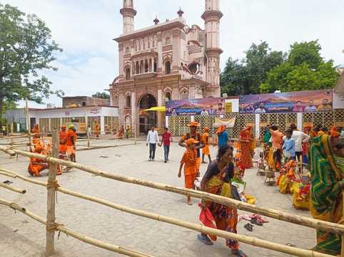 शहर के मंडी समिति में ठहरे गंगाजल लेकर लौटे कांवड़िये। संवाद शहर के मंडी समिति में ठहरे गंगाजल लेकर लौटे कांवड़िये। संवाद
