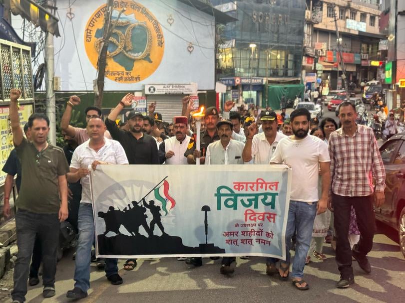 शाम 8:00 के करीब हमीरपुर बाजार में तिरंगा यात्रा निकालते भाजपा नेता एवं कार्यकर्ता। संवाद।