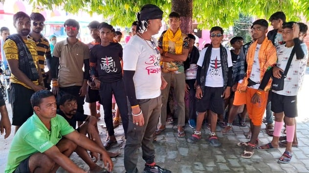 उझानी अस्पताल में भर्ती कांवड़िया। संवाद