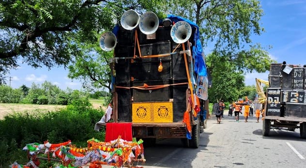 उझानी में हाईवे पर आराम करते कांवड़िये। संवाद