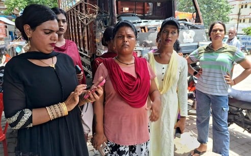 उझानी में कोतवाली के सामने हंगामा करते शक्को गुट के किन्नर। संवाद उझानी में कोतवाली के सामने हंगामा करते शक्को गुट के किन्नर। संवाद
