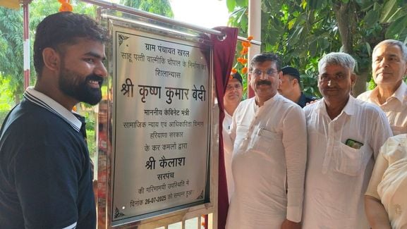 27जेएनडी07: खरल गांव में जनसभा को संबोधित करते हुए मंत्री कृष्ण कुमार बेदी। प्रशासन