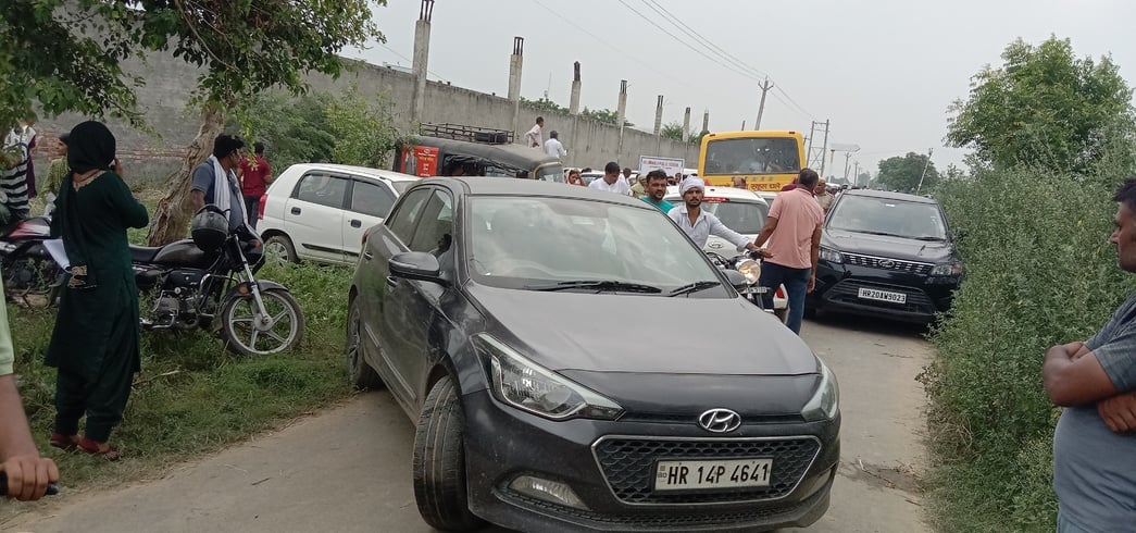 27जेएनडी10-निर्धारित परीक्षा केंद्र पर जाने के लिए बस में रवाना होते हुए अभ्यर्थी और उनके साथ प 27जेएनडी10-निर्धारित परीक्षा केंद्र पर जाने के लिए बस में रवाना होते हुए अभ्यर्थी और उनके साथ प