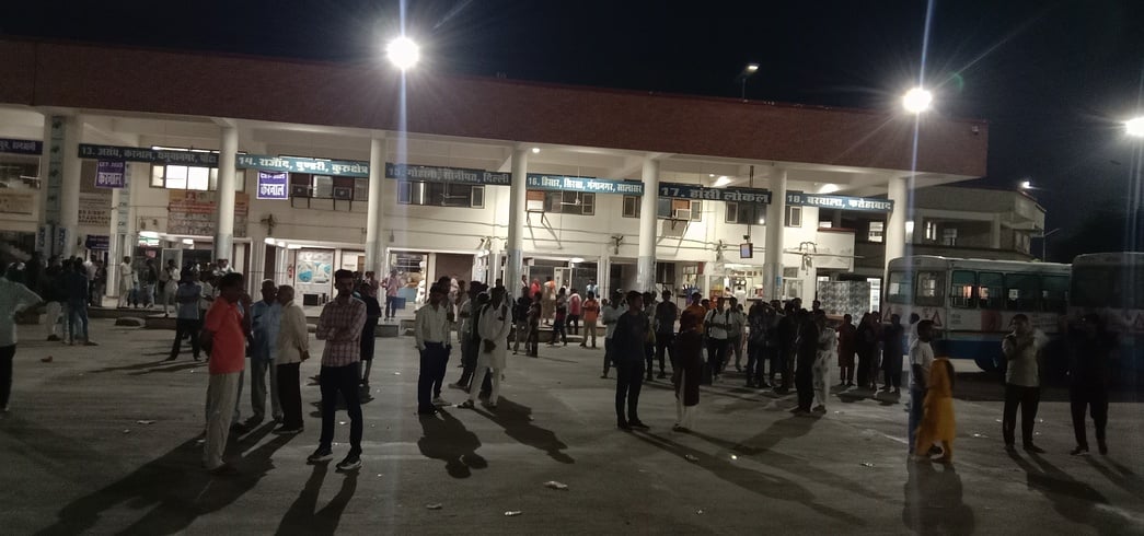 27जेएनडी10-निर्धारित परीक्षा केंद्र पर जाने के लिए बस में रवाना होते हुए अभ्यर्थी और उनके साथ प 27जेएनडी10-निर्धारित परीक्षा केंद्र पर जाने के लिए बस में रवाना होते हुए अभ्यर्थी और उनके साथ प