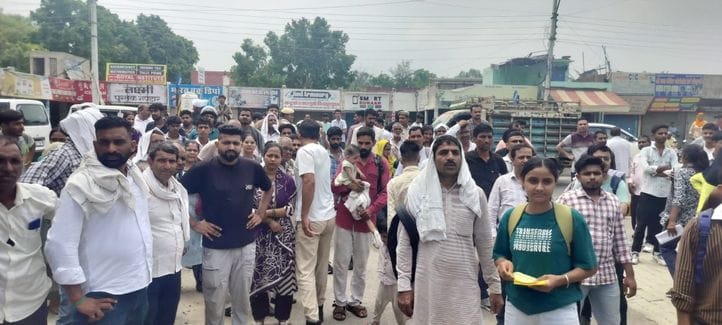 27जेएनडी30: हिंदू कन्या महाविद्यालय में तीज पर्व पर झूला झुलती प्राध्यापिकाएं।