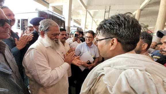 अंबाला छावनी बस अड्डे पर आई बस में चढ़कर सीईटी अभ्यर्थियों से पूछताछ करते परिवजन मंत्री अनिल व