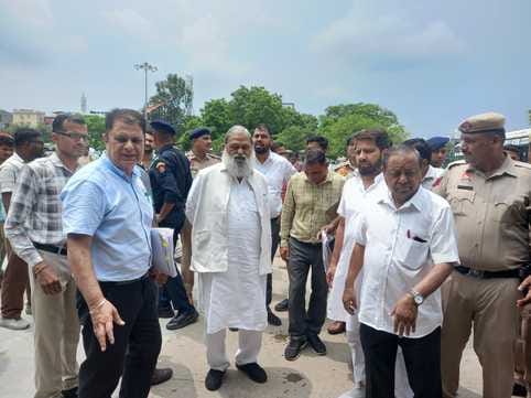 अंबाला छावनी बस अड्डे पर आई बस में चढ़कर सीईटी अभ्यर्थियों से पूछताछ करते परिवजन मंत्री अनिल व