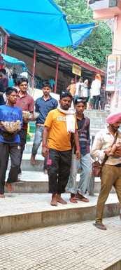 बाबा बालक नाथ मंदिर दियोटसिद्ध में दर्शनों के लिए दंडवत होकर जाते श्रद्धालु। स्रोत: जागरूक पाठक बाबा बालक नाथ मंदिर दियोटसिद्ध में दर्शनों के लिए दंडवत होकर जाते श्रद्धालु। स्रोत: जागरूक पाठक