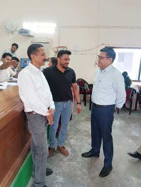 भीमताल ब्लॉक में चुनाव सामग्री की जांच करते मतदान कर्मी। संवाद