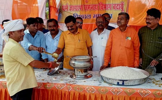 बिल्सी में कछला हाईवे पर कांवड़ियों को प्रसाद वितरित करते लोग। संवाद बिल्सी में कछला हाईवे पर कांवड़ियों को प्रसाद वितरित करते लोग। संवाद