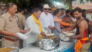 बिल्सी में कछला हाईवे पर कांवड़ियों को प्रसाद वितरित करते लोग। संवाद बिल्सी में कछला हाईवे पर कांवड़ियों को प्रसाद वितरित करते लोग। संवाद