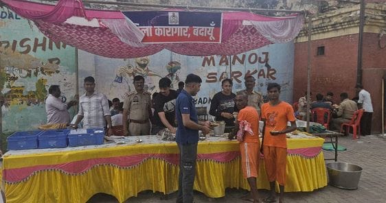 बिल्सी में कछला हाईवे पर कांवड़ियों को प्रसाद वितरित करते लोग। संवाद बिल्सी में कछला हाईवे पर कांवड़ियों को प्रसाद वितरित करते लोग। संवाद