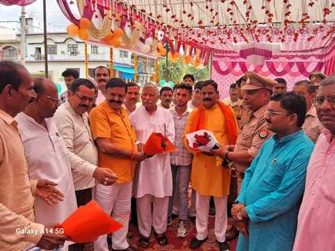 बिल्सी में कछला हाईवे पर कांवड़ियों को प्रसाद वितरित करते लोग। संवाद बिल्सी में कछला हाईवे पर कांवड़ियों को प्रसाद वितरित करते लोग। संवाद