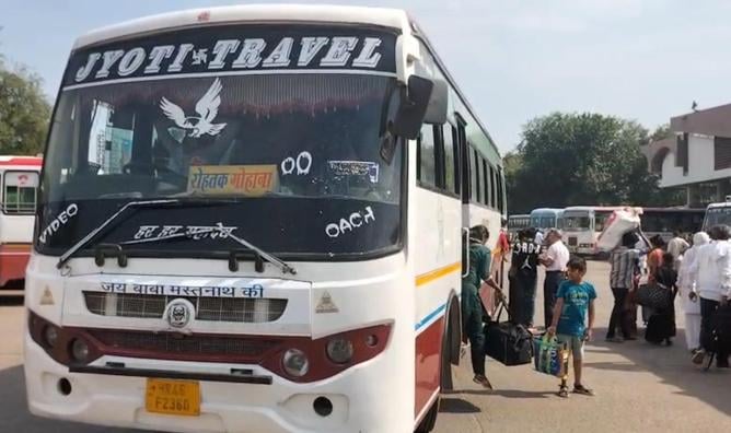 बस अड्डा पर रोडवेज की बस न होने से परेशान यात्री। संवाद