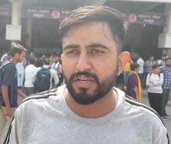 बस अड्डा पर रोडवेज की बस न होने से परेशान यात्री। संवाद