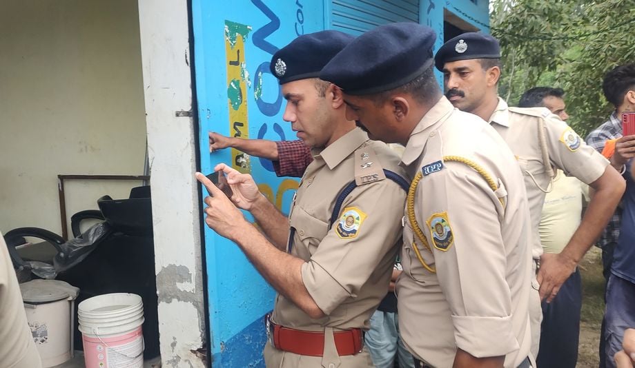 बसाल में हुए गोली लगने से हुई हत्या के बाद एसपी ऊना लोगों से जानकारी लेते हुए।संवाद