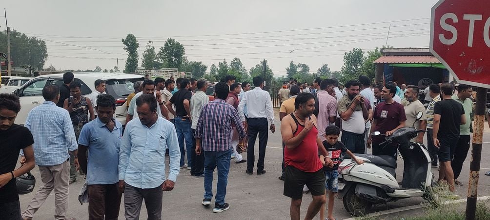 बसाल में हुए गोली लगने से हुई हत्या के बाद एसपी ऊना लोगों से जानकारी लेते हुए।संवाद