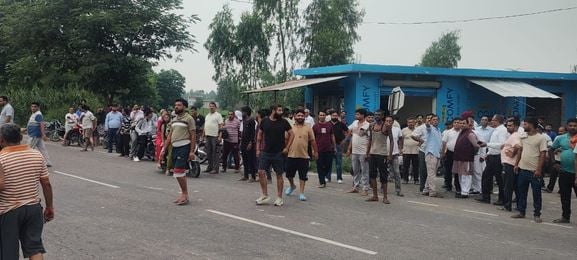 बसाल में हुए गोली लगने से हुई हत्या के बाद एसपी ऊना लोगों से जानकारी लेते हुए।संवाद