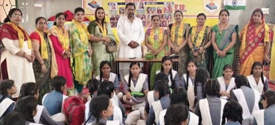 बिसौली में तीज क्वीन आंचल वार्ष्णेय के साथ वार्ष्णेय की महिलाएं। संवाद