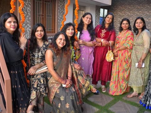 बिसौली में तीज क्वीन आंचल वार्ष्णेय के साथ वार्ष्णेय की महिलाएं। संवाद