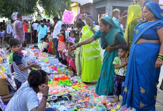 बिसौली में तीज क्वीन आंचल वार्ष्णेय के साथ वार्ष्णेय की महिलाएं। संवाद
