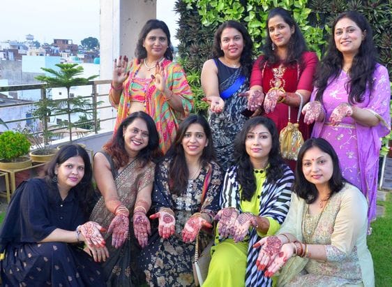 बिसौली में तीज क्वीन आंचल वार्ष्णेय के साथ वार्ष्णेय की महिलाएं। संवाद