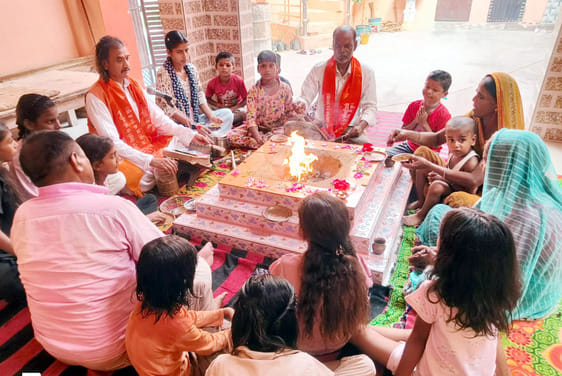 बिसौली में तीज क्वीन आंचल वार्ष्णेय के साथ वार्ष्णेय की महिलाएं। संवाद