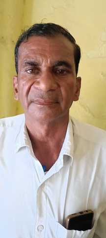 बीसलपुर के ईदगाह चौराहे पर बसों की प्रतिक्षा में खड़े यात्री। संवाद बीसलपुर के ईदगाह चौराहे पर बसों की प्रतिक्षा में खड़े यात्री। संवाद