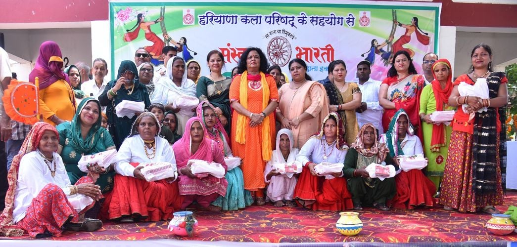 फोटो 04- सोनीपत के गोहाना में संस्कार भारती व हरियाणा कला परिषद की ओर से आयोजित हरियाली तीज महो