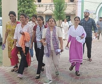 गुल नसीम। संवाद