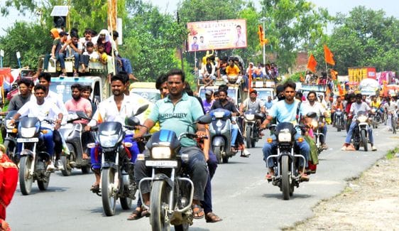 हाईवे से निकलते कांवड़ियों के वाहन। संवाद