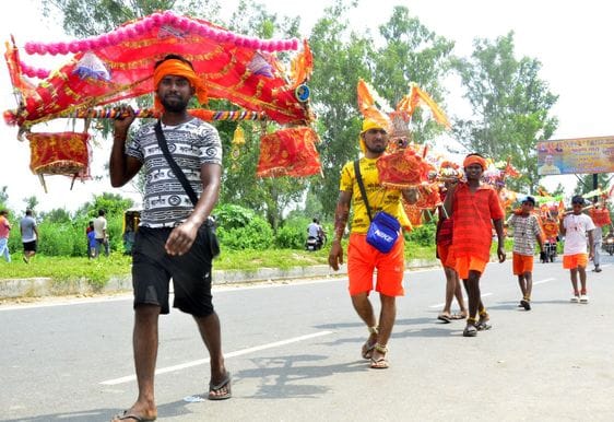 हाईवे से निकलते कांवड़ियों के वाहन। संवाद