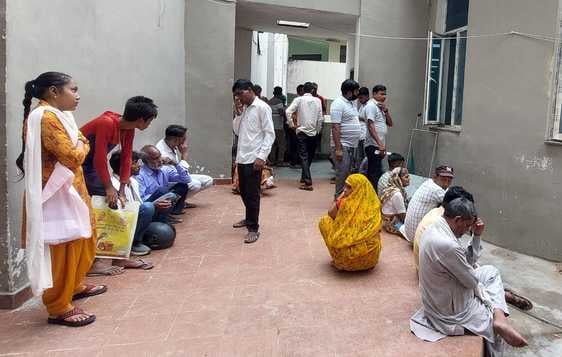 जिला अस्पताल में पर्चा बनवाने के लिए लगी लंबी लाइन। संवाद