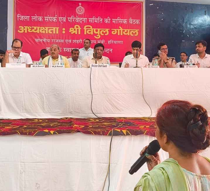 जिला लोक संपर्क एवं परिवेदना समिति की बैठक में अपनी समस्या बताते परिवादी। संवाद जिला लोक संपर्क एवं परिवेदना समिति की बैठक में अपनी समस्या बताते परिवादी। संवाद