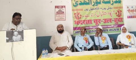 काव्य फुहार कार्यक्रम में काव्यपाठ करते कवि। स्रोत: संगठन काव्य फुहार कार्यक्रम में काव्यपाठ करते कवि। स्रोत: संगठन
