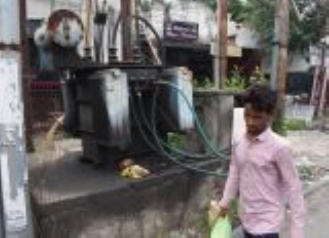 खुले पड़े ट्रांसफार्मर।