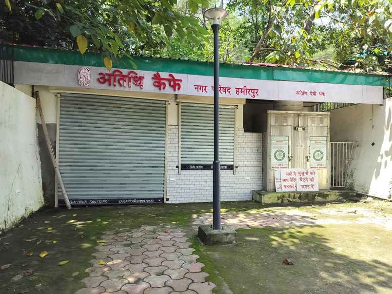 महाराणा प्रताप पार्क में मोबाइल शौचालयों पर लटके ताले। संवाद